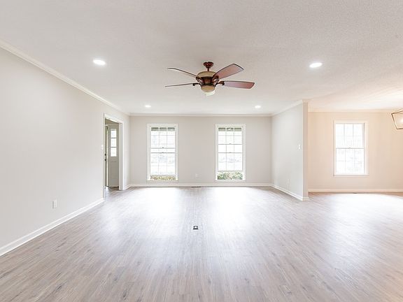 5th image of 2102 Oakdale Dr