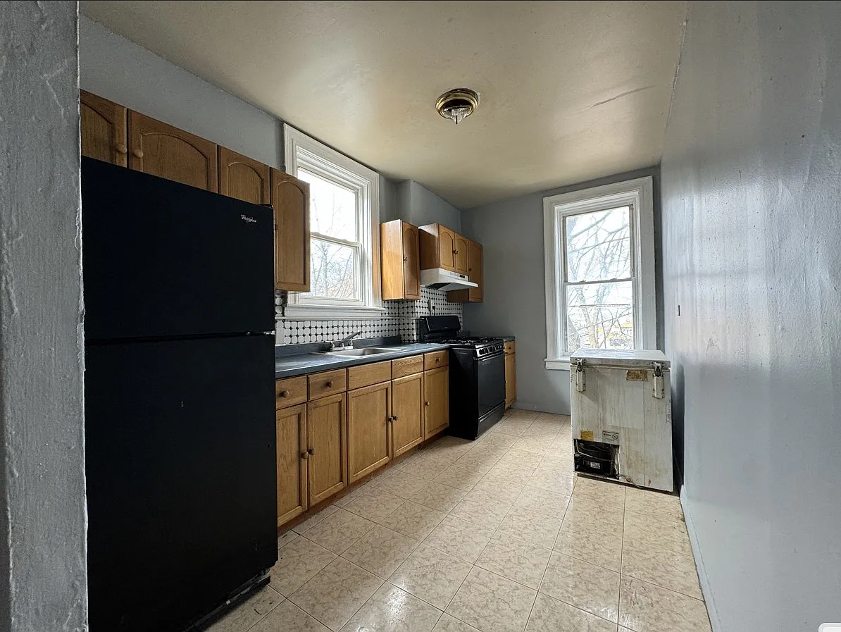 3 bed, 1000 sqft, $2,500 — Photo 1