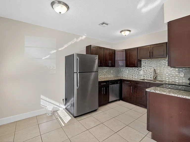 2500 SW 18th Ter #3 — Photo 17