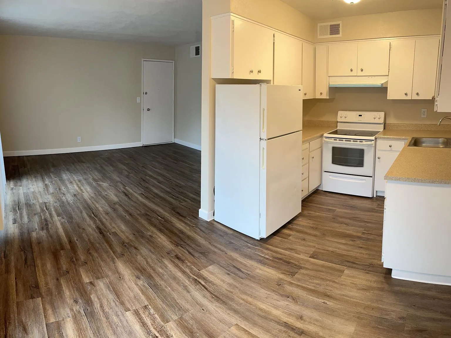 2 bed, 870 sqft, $1,650 — Photo 2