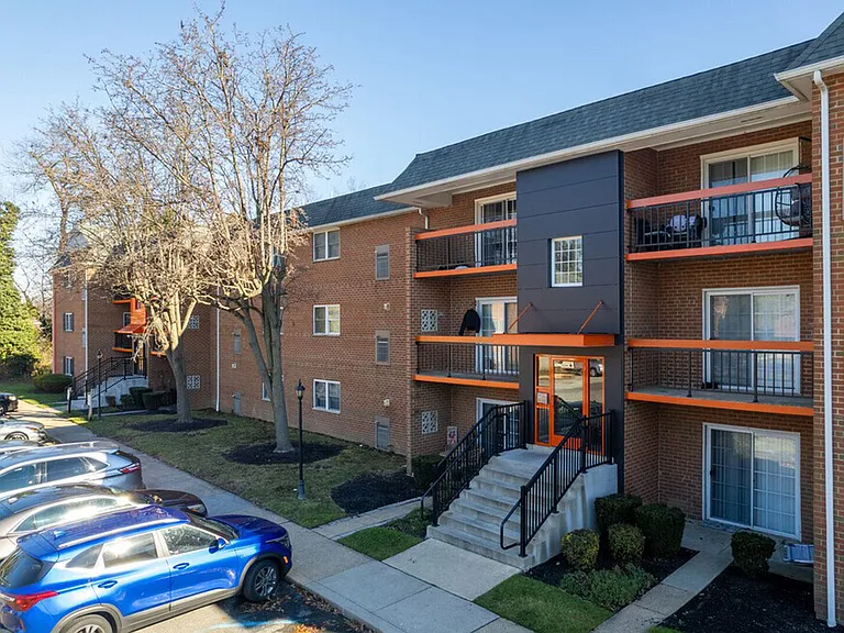550 S Dupont Pkwy — Photo 47
