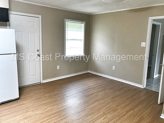 2nd image of 4619 Goldfinch Dr