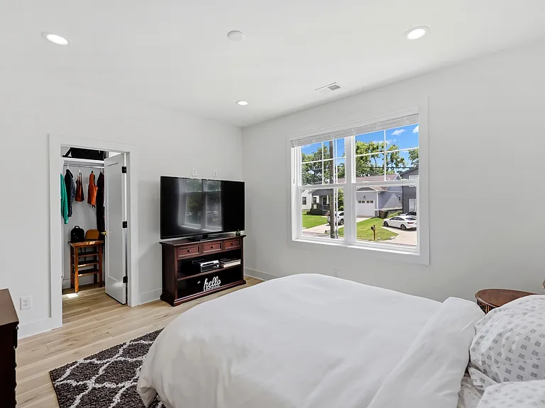 211B Queen Ave — Photo 32