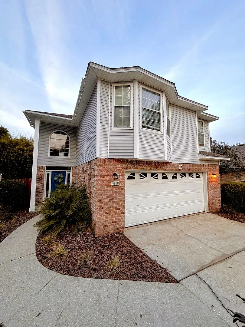 Perfect Home in Spanish Trail Area--Close to Everything — Photo 1