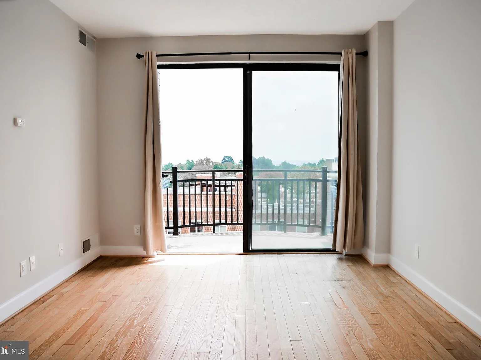 1 bed, 555 sqft, $2,350 — Photo 4