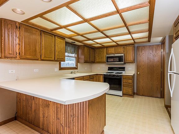 5th image of 38268 N Manor Ave