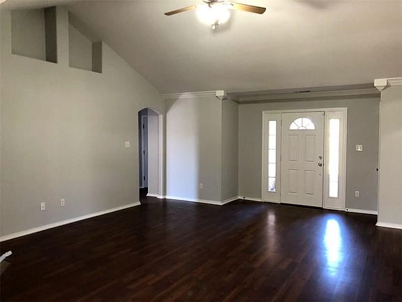 2nd image of 1720 Red Oak Cir