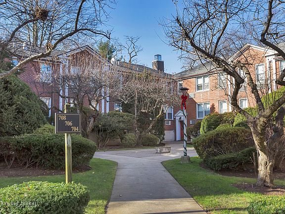 2nd image of 704 Palmer Ct APT 2E