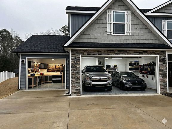 4th image of 213 Legacy Ln