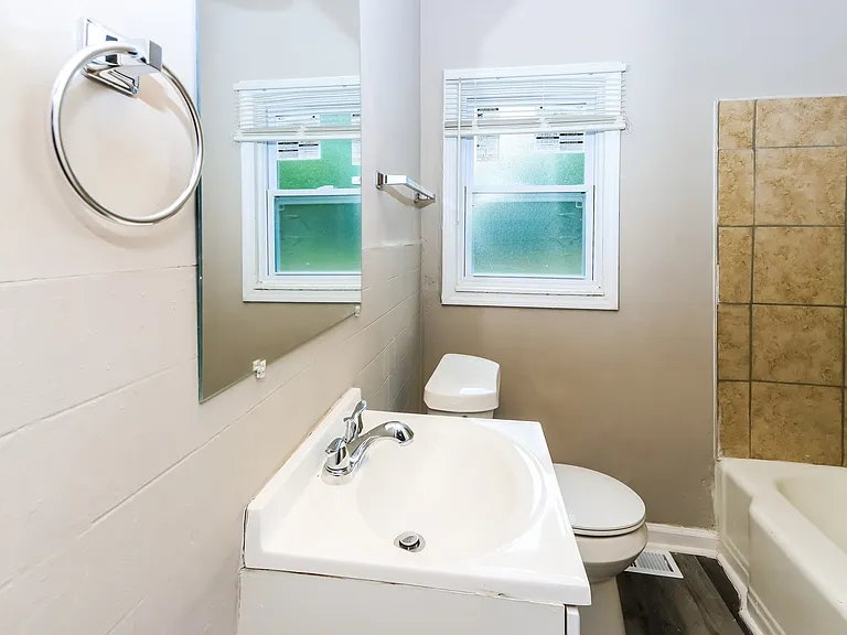 1194186_029_bathroom_12987888.jpg