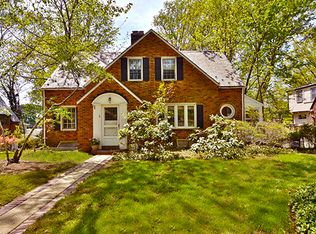 55 Tain Dr, Great Neck, NY 11021