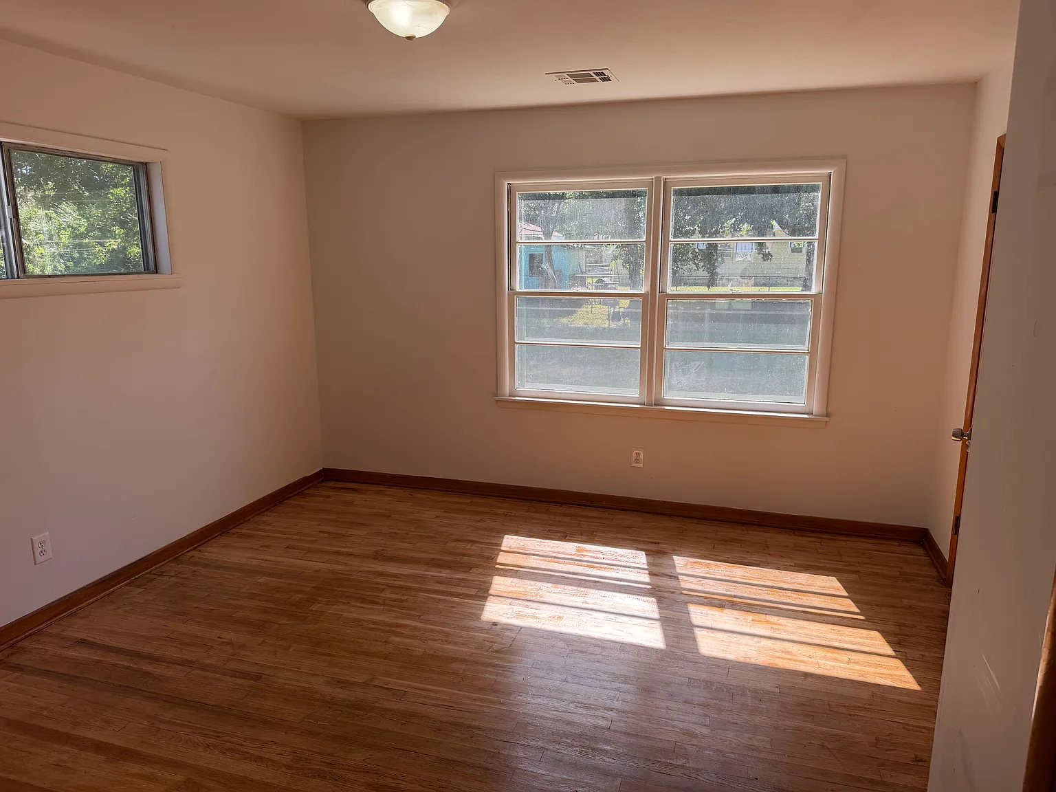 4 bed, 1184 sqft, $1,450 — Photo 2