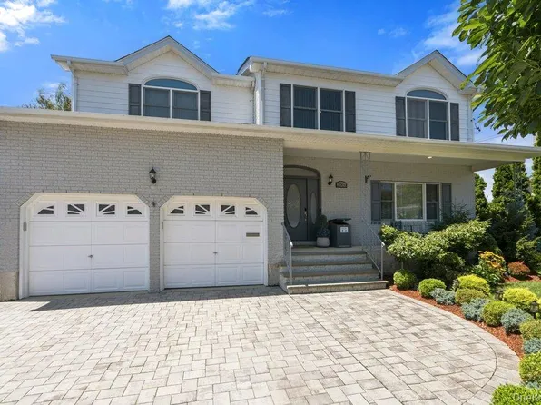 2066 Washington Avenue, Seaford, NY 11783