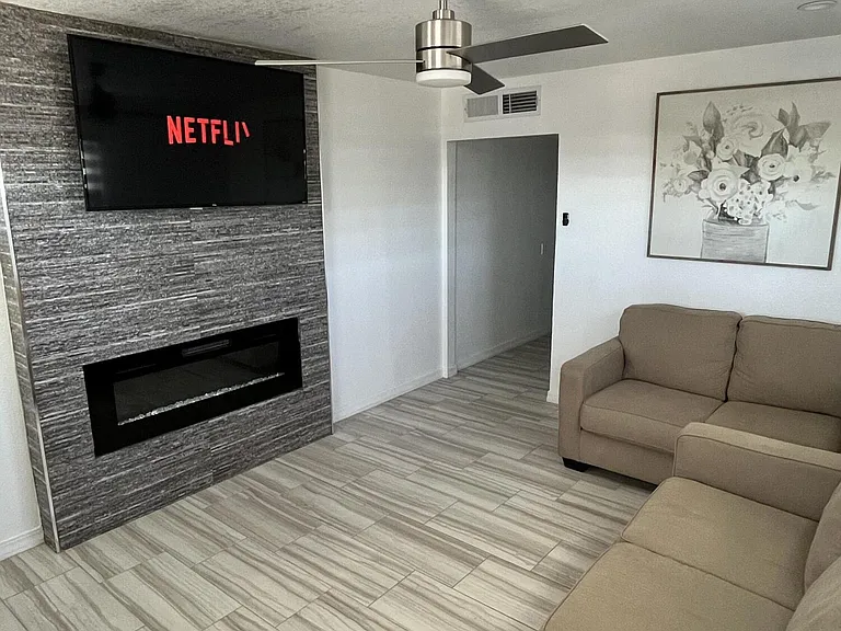 4317 E Yandell Dr — Photo 3