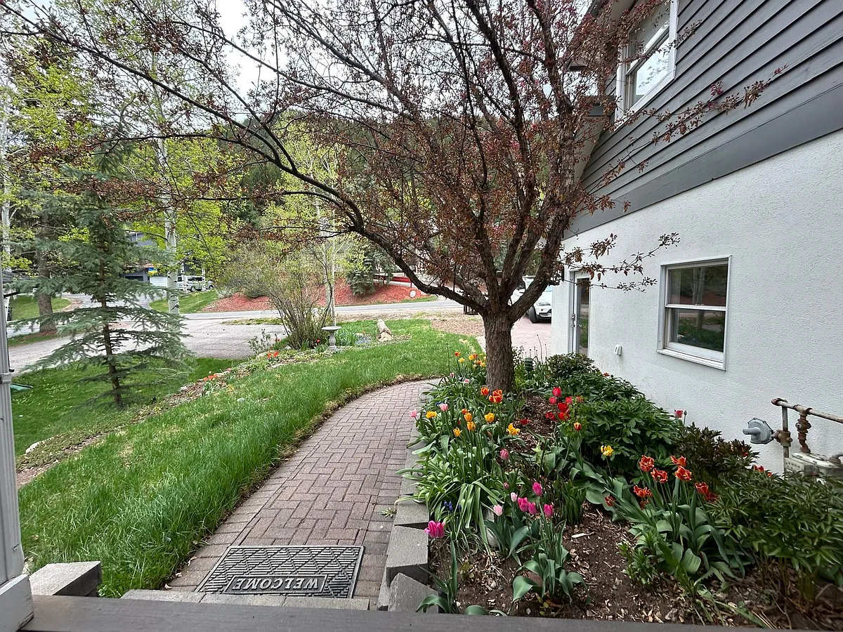 Front entrance - 1219 Deer Blvd