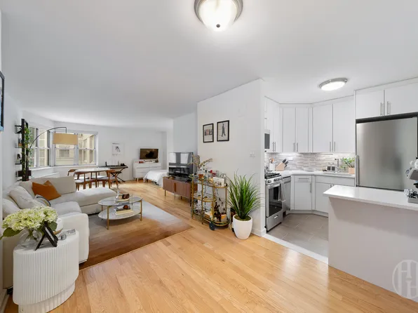 300 East 40th Street image 1 of 21