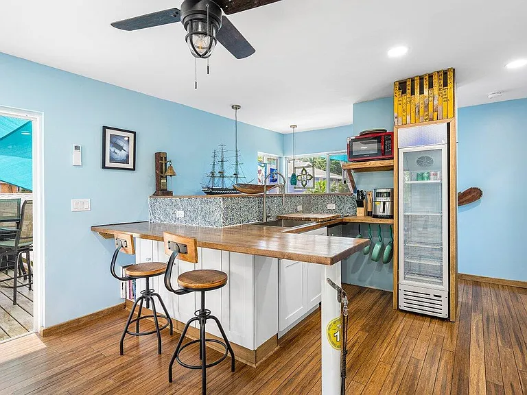 300 SE 7th Ave — Photo 13