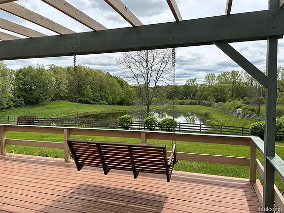 4th image of 885 Lake Forest Dr