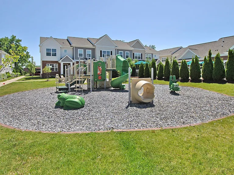 Midtown Pointe Apartments — Photo 40
