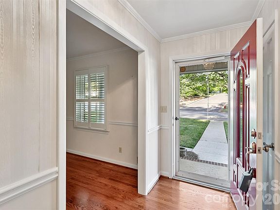 4th image of 1002 Ridge St