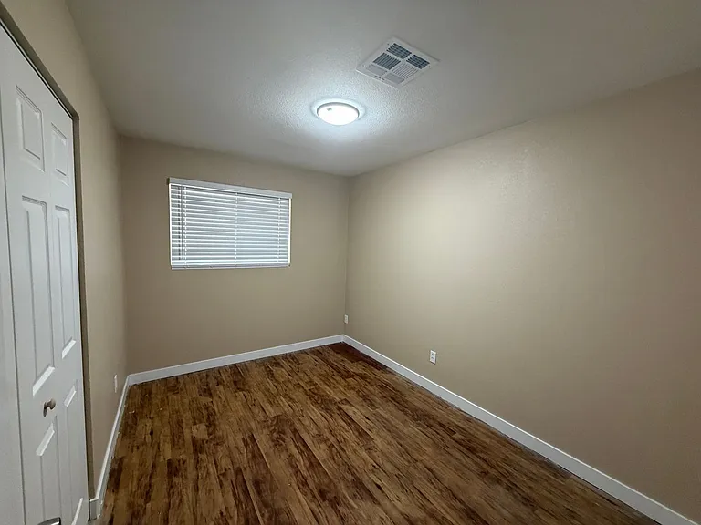 5810 W Earll Dr — Photo 4