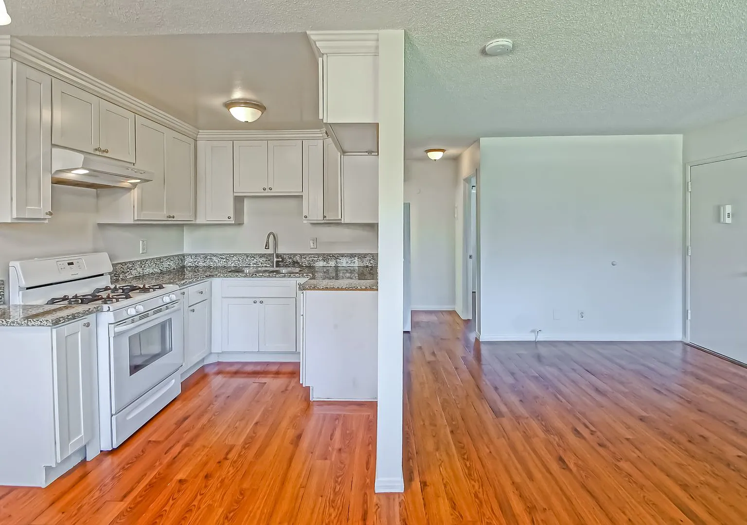 Charming & Airy, 1st-Floor Apartment W/ 1-Car Garage Parking Just Mins To Shopping, Restaurants &... — Photo 1
