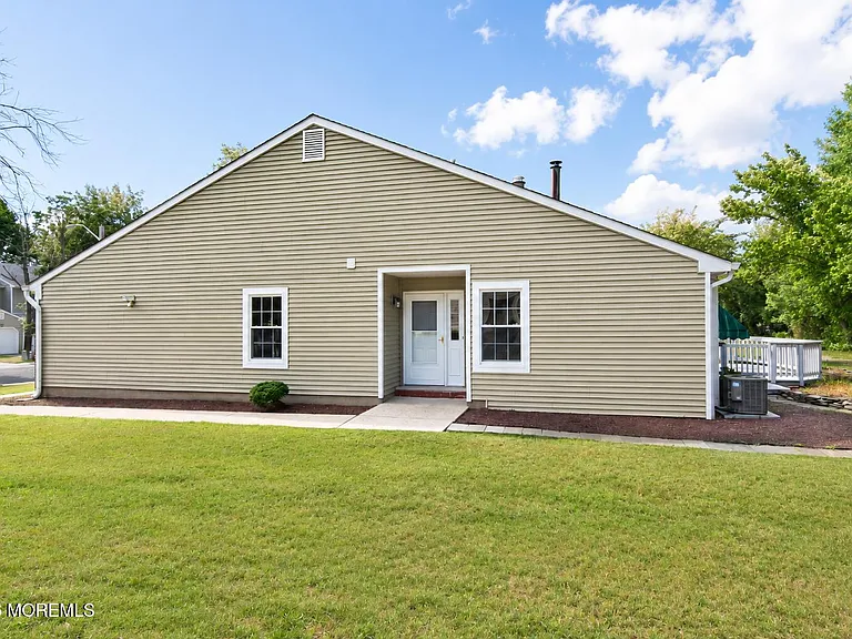 99 Oak Ln — Photo 37