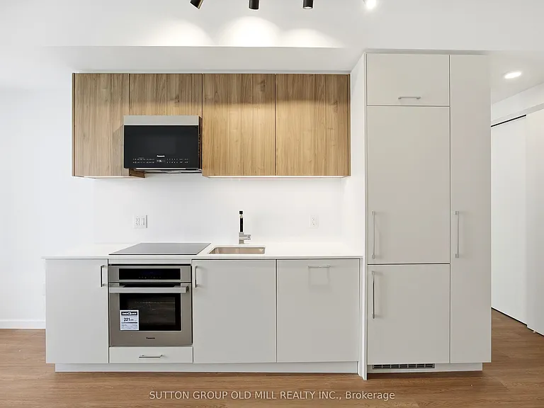 689 The Queensway #329 — Photo 11