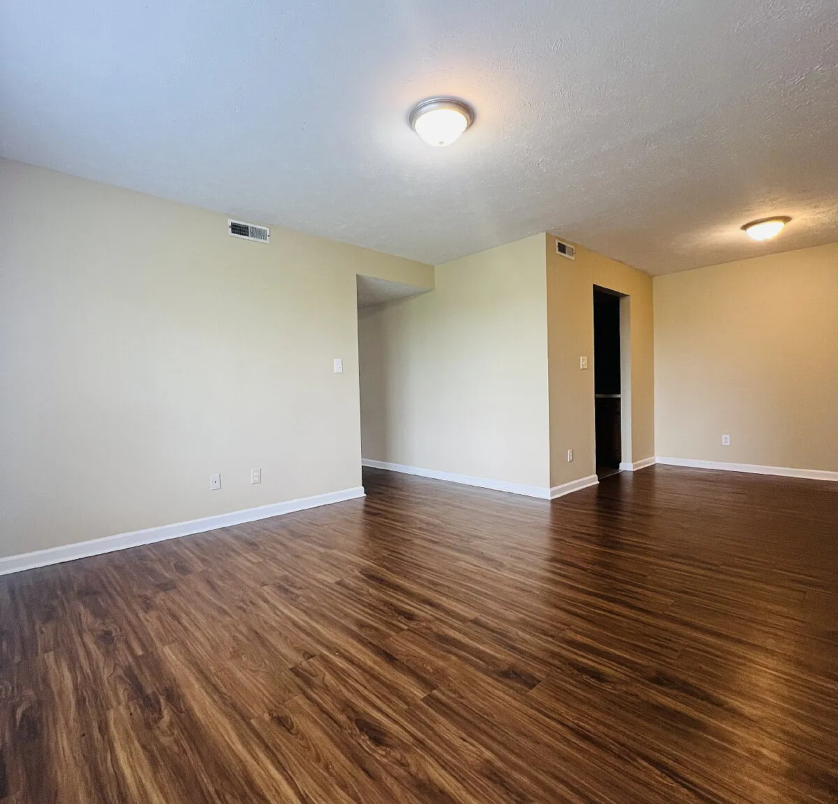 2 bed, 1.0 bath, 965 sqft, $925 — Photo 1