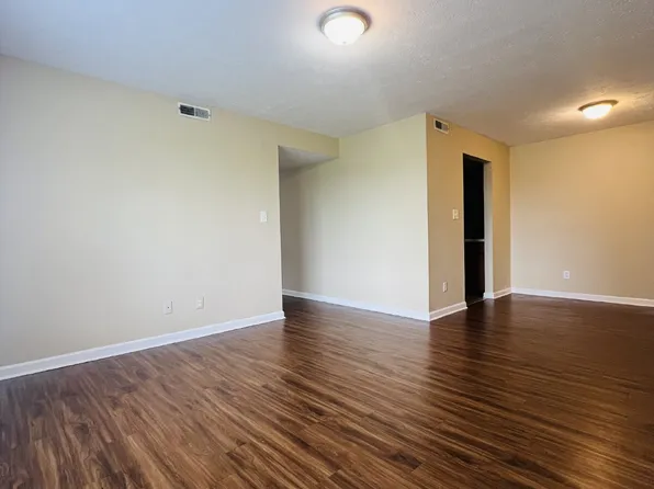 2 bed, 1.0 bath, 965 sqft, $925, 3854D Northeast Dr, Clarksville, TN 37040