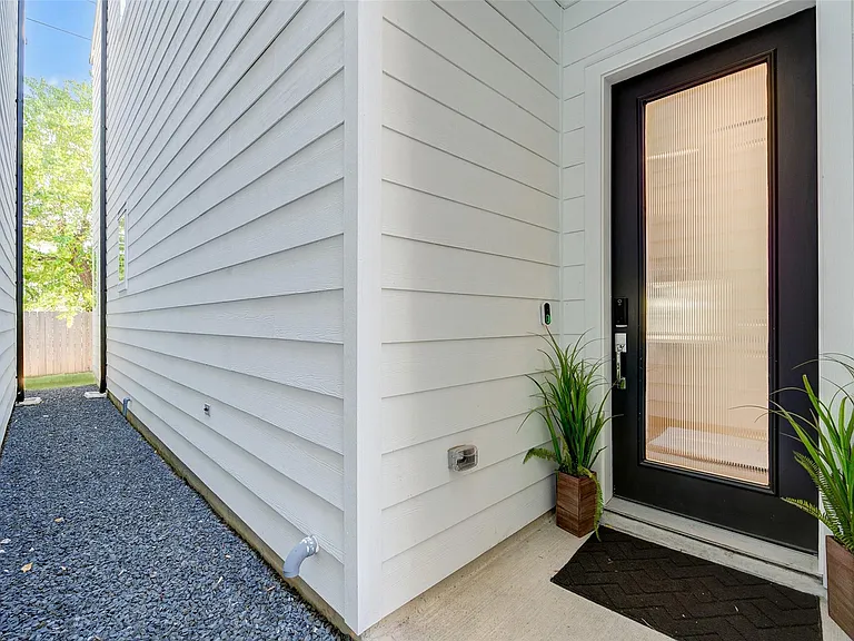 5839 Dolores St — Photo 3