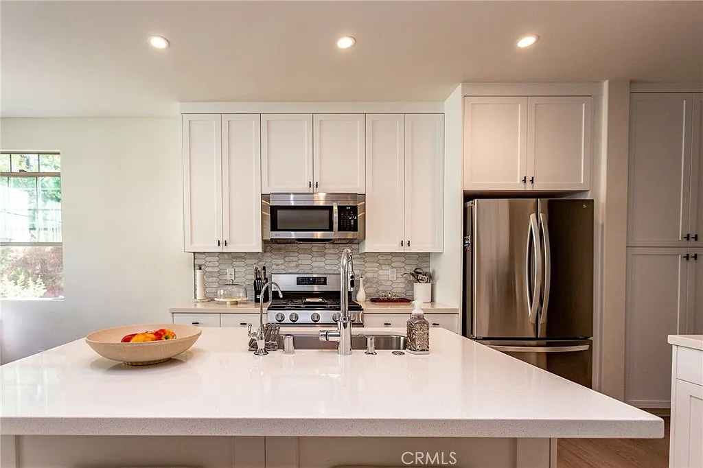 3 bed, 1599 sqft, $4,650 — Photo 4