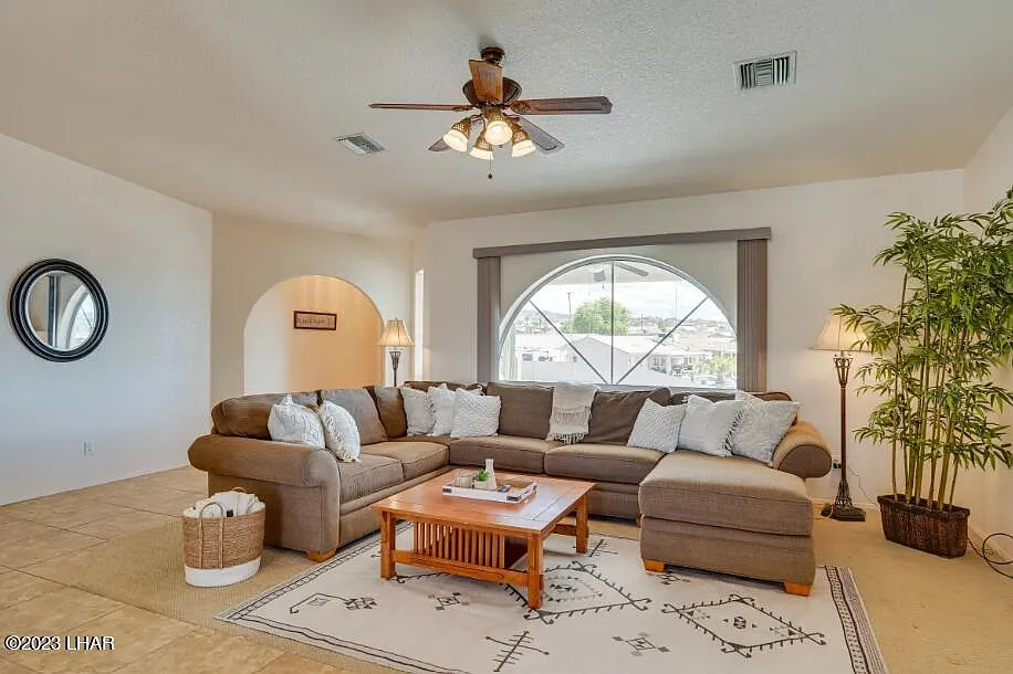 3 bed, 2.0 bath, 2064 sqft, $2,800 — Photo 4