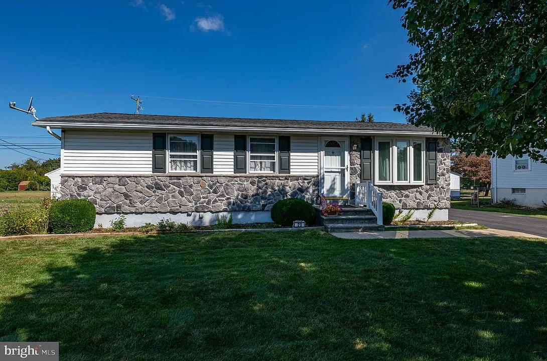 29 Maywood Ave — Photo 1