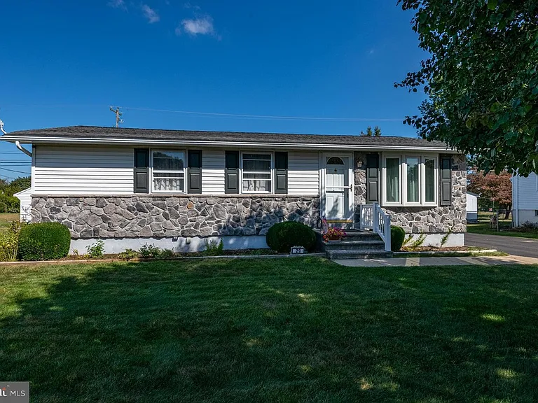29 Maywood Ave — Photo 1