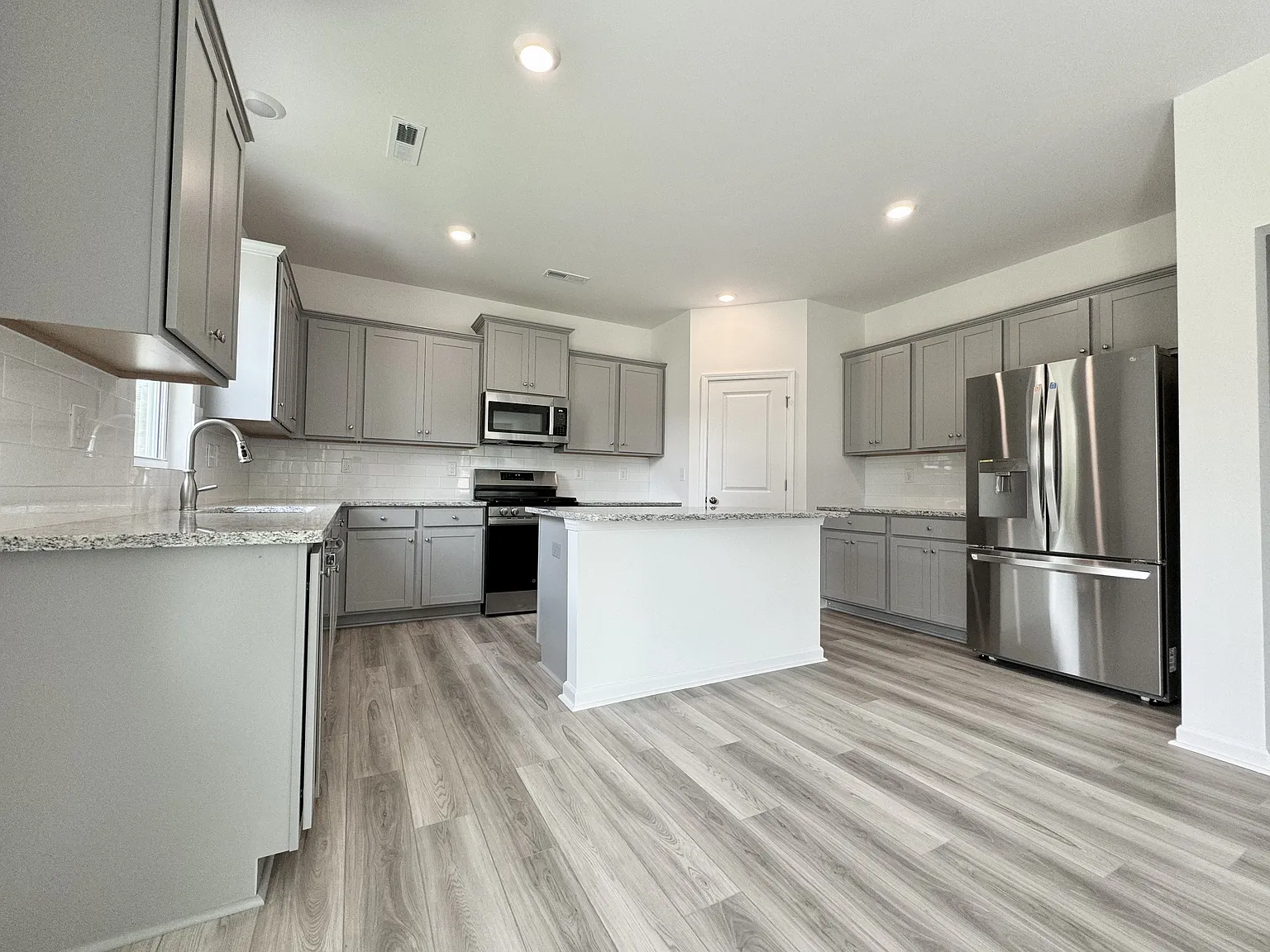 5 bed, 2665 sqft, $2,700 — Photo 2