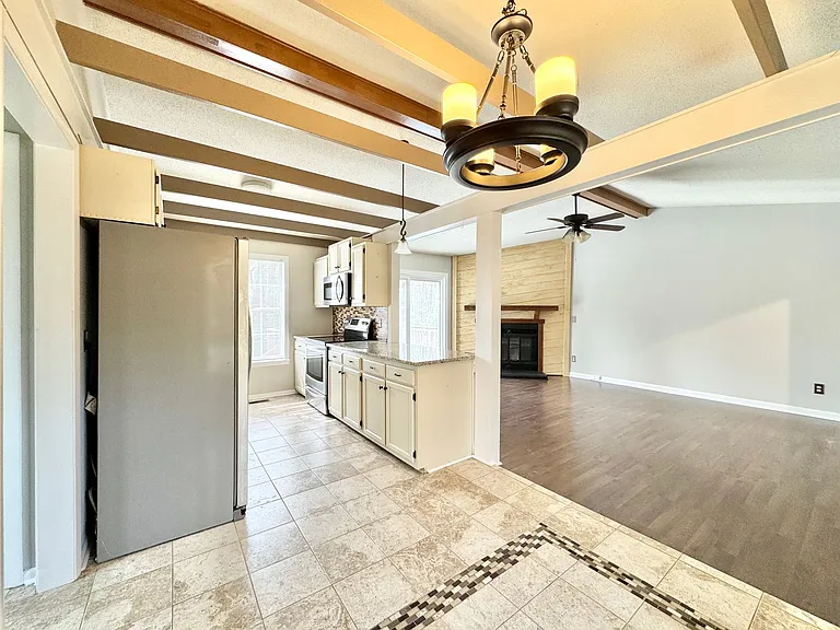 1819 Kello Dr — Photo 3