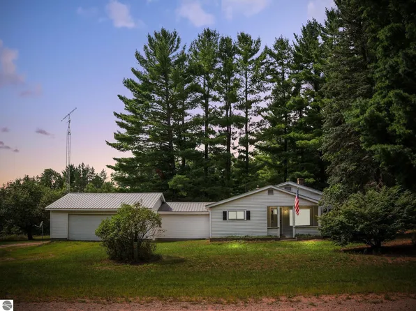3076 Skidmore Rd, Brethren, MI 49619