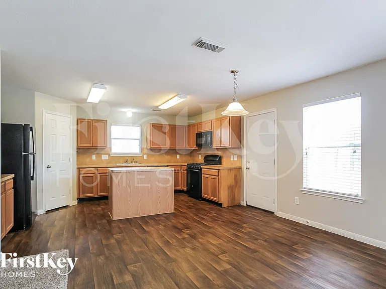 2811 Long Grove Ln — Photo 7