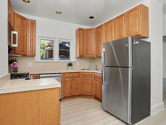 5th image of 71 Grand St