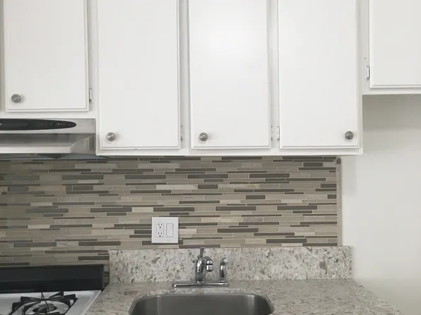 Tarzana Apartments, 18569 Burbank Blvd #5e6b79ec5, Tarzana, CA 91356