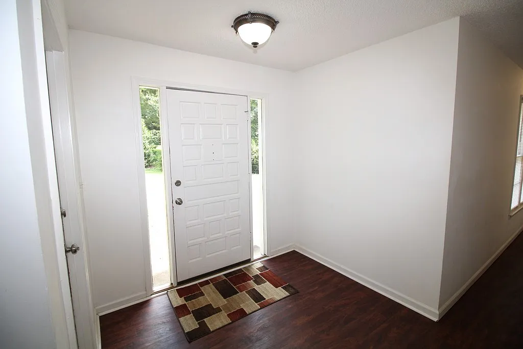 3 bed, 1948 sqft, $2,290 — Photo 2