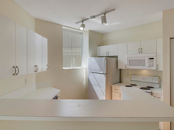 4th image of 630 S Sapodilla Avenue #405