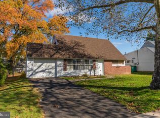 32 Maroon Rd, Levittown, PA 19056