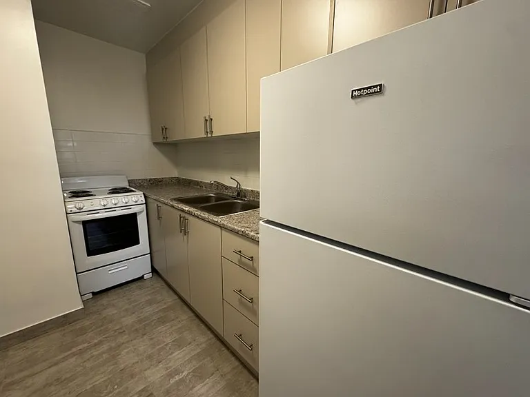 1051 Seneca Ave — Photo 7