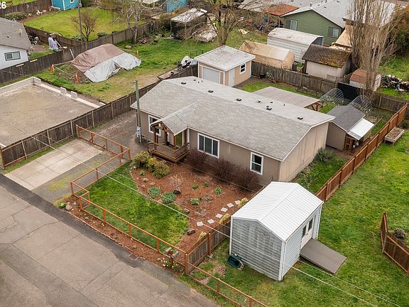 4th image of 628 Stanley Ln
