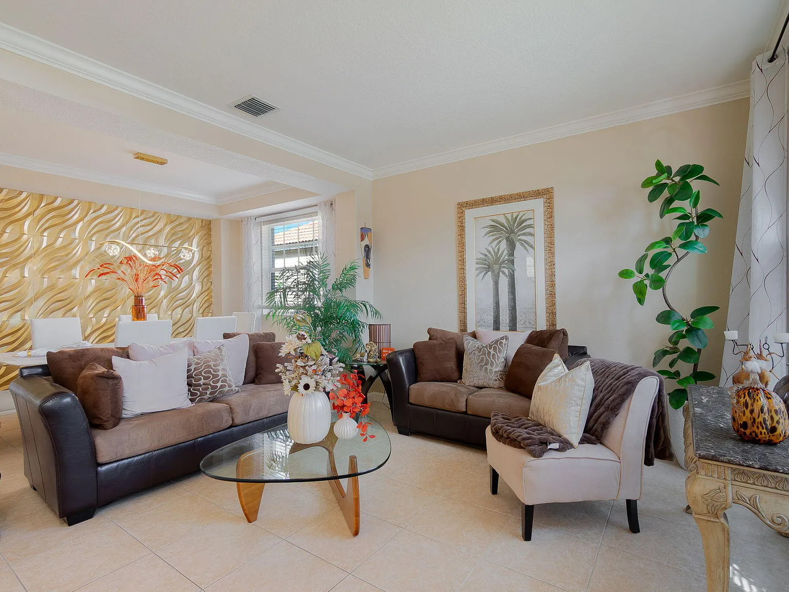 5 bed, 3.0 bath, 2696 sqft, $4,000 — Photo 4
