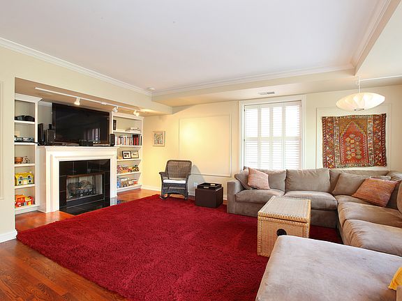 2nd image of 444 W Roslyn Pl APT 3A
