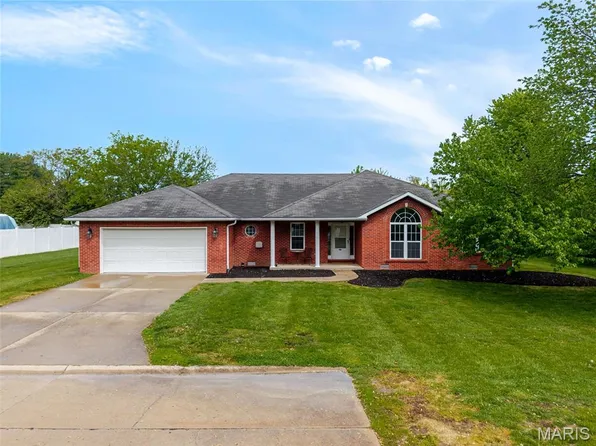 204 Pineywoods Dr, Swansea, IL 62226