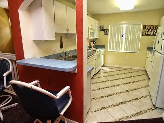 RL3T315ERD-kitchen-with-breakfast-bar